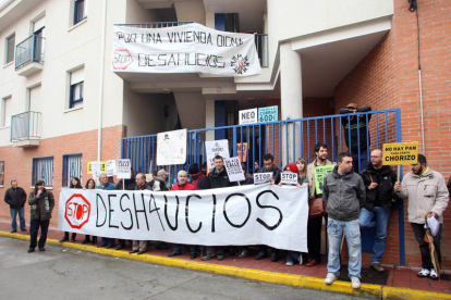 Miembros del Movimiento 15M Valladolid se concentran contra un desahucio en la localidad de Valladolid. ICAL-
