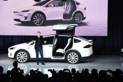 Elon Musk presenta el Model X, en Fremont (California).-AFP