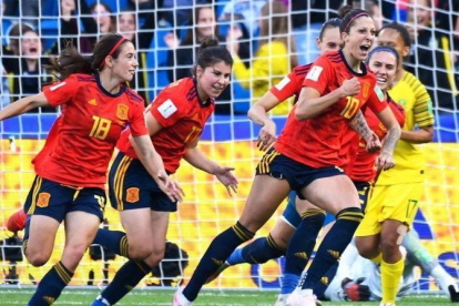 Las jugadoras españolas celebran el segundo penalti de Hermoso.-DAMIEN MEYER