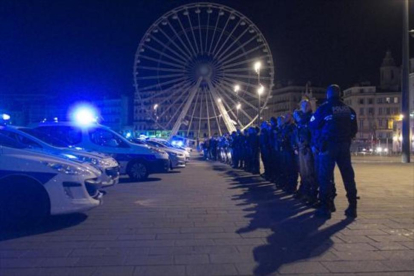 Agentes de policía franceses concentrados en el puerto de Marsella.-AFP
