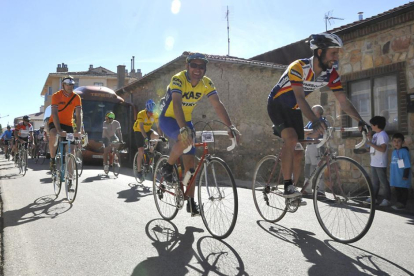 Grupo de ciclistas durante una de las ediciones de La Histórica.-DIEGO MAYOR