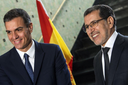 Pedro Sánchez y el primer ministro marroquí Saad Eddine el-Othmani, en Rabat.-AFP