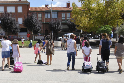 Los escolares se aprestan a iniciar un nuevo curso.-Valentín Guisande