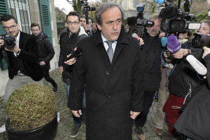 Fotografía de archivo tomada el 8 de diciembre de 2015 que muestra al presidente de la UEFA, Michel Platini, a su llegada a una vista en el Tribunal de Arbitraje Deportivo (TAS) en Lausana (Suiza).-EFE