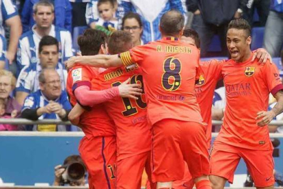 Los jugadores del Barça felicitan a Neymar por su gol ante el Espanyol en Cornellà.-Foto: JORDI COTRINA