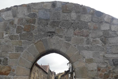 Arco de entrada a la villa situada al suroeste de la capital abulense y que en sus orígenes se denominó ‘bonna villa’.-- ANTONIO GARCÍA