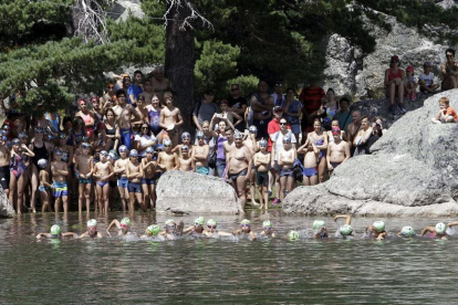 Más de 300 nadadores participaron en la 63 edición de la Travesía a la Laguna Negra, una prueba que ayer tuvo color soriano con la victoria del Sergio Martín Salcedo.-Luis Ángel Tejedor