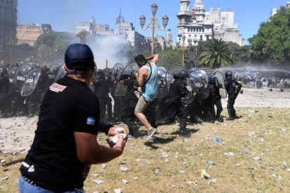 Choques entre policía y manifestantes contra el recorte de las pensiones en Buenos Aires.-AFP / EITAN ABRAMOVICH