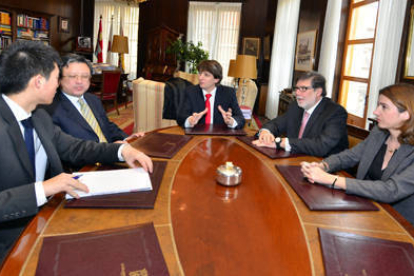 El embajador chino, junto al alcade, Carlos Martínez y Santiago Aparicio. / A. MARTÍNEZ-