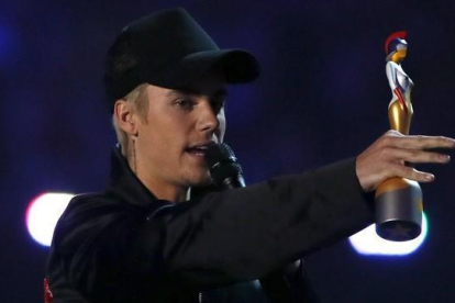 Justin Bieber, tras ser distinguido con un premio Brit como mejor artista masculino internacional.-REUTERS / STEFAN WERMUTH