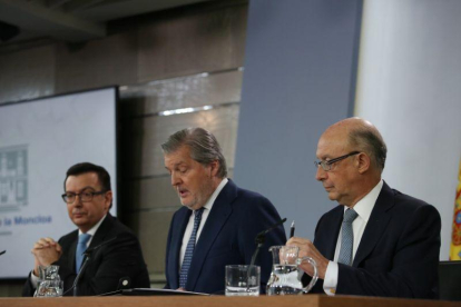 Rueda de prensa posterior al Consejo de Ministros, con Méndez de Vigo, Montoro y Escolano.-DAVID CASTRO