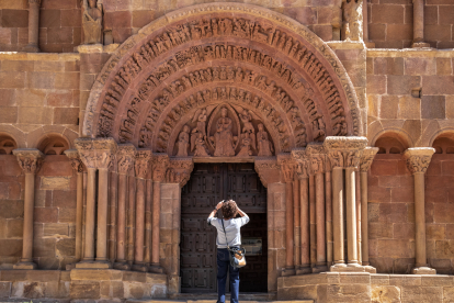 Una turista sacando una fotografía de la portada de Santo Domingo. GONZALO MONTESEGURO