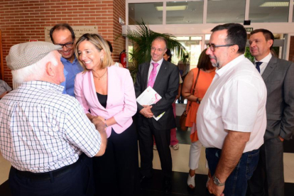 García saluda a un usuario en el acceso principal a la residencia Los Royales.-ÁLVARO MARTÍNEZ