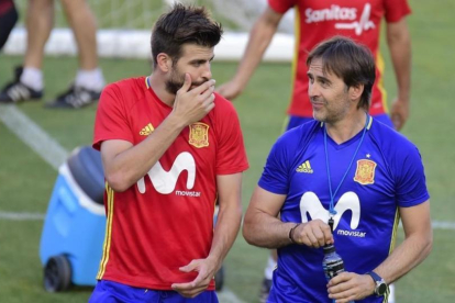 Piqué y Lopetegui charlan en el entrenamiento de la seleccón española en Murcia.-AFP