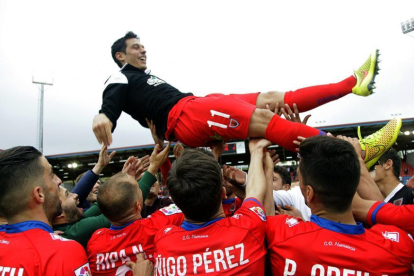 Los jugadores rojillos mantearon a Del Pino a la finalización del partido.-Diego Mayor