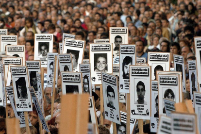 Manifestación a favor del acercamiento de presos, en el año 2006 en San Sebastián. /-JAVIER ECHEZARRETA (EFE)