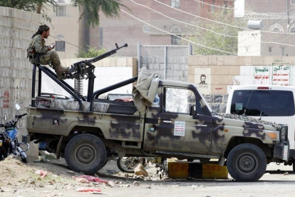 Un milicino huti en un punto de vigilancia en Saná, la capital del Yemen.-EFE / YAHYA ARHAB