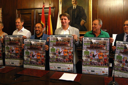 Comas, Antón, Rey, Martínez, Cacho y Mugarza en la presentación de la Media Maratón Ciudad de Soria del próximo 23 de septiembre.-D.S.