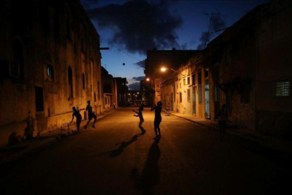 Niños jugando en una calle en el centro de La Habana, Cuba.-REUTERS / ALEXANDRE MENEGHINI