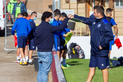 Rubén Andrés y Diego Martínez se saludan a la finalización de un entrenamiento. MARIO TEJEDOR