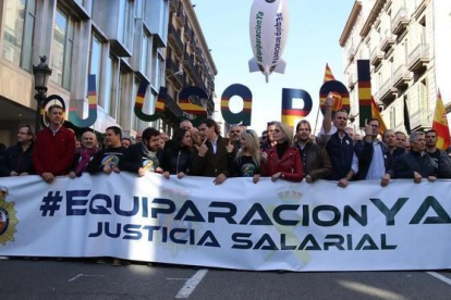 Manifestación por la equiparación salarial en Barcelona-ENRIC FONTCUBERTA