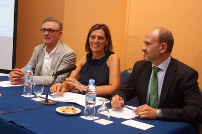 (I a D) El vicepresidente de Vitartis, Santiago Miguel; la consejera de Agricultura y Ganadería, Milagros Marcos; el presidente de Vitartis, Félix Moracho, en la jornada sobre la Ley de la Cadena Alimentaria organizada por Vitartis-Ical