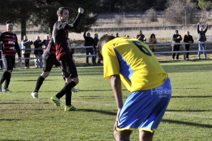 Un jugador del Tardelcuende celebra un gol durante un partido de esta temporada.-MARÍA FERRER
