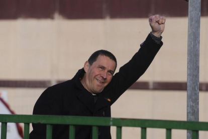 Arnaldo Otegi, con el puño en alto, a su salida de la cárcel de Logroño el pasado 1 de marzo.-REUTERS