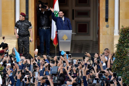 El primer ministro libanés, Saad Hariri, se dirige a sus simpatizantes en Beirut, el Líbano.-/ WAEL HAMZEH / EFE