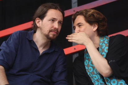 Pablo Iglesias y Ada Colau en un mitin en Barcelona.-DANNY CAMINAL