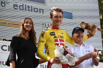 Mathias Norsgaard, en el podio del Tour del Porvenir.-MOVISTAR TEAM