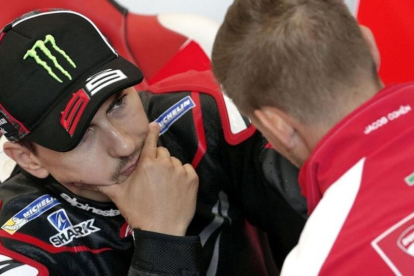 Jorge Lorenzo atiende las explicaciones del bicampeón australiano Casey Stoner, piloto probador de Ducati.-