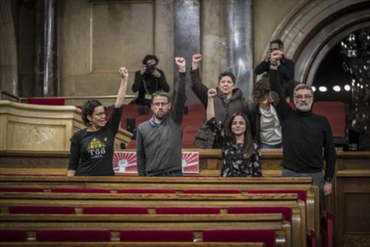 Los parlamentarios de la CUP, el pasado 30 de diciembre en el hemiciclo del Parlament.-CARLOS MONTAÑÉS