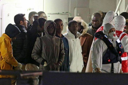 Supervivientes del naufragio, a su llegada al puerto de Catania a bordo del guardacostas 'Bruno Gregoretti', este martes por la madrugada.-Foto: EFE / ALESSANDRO DI MEO