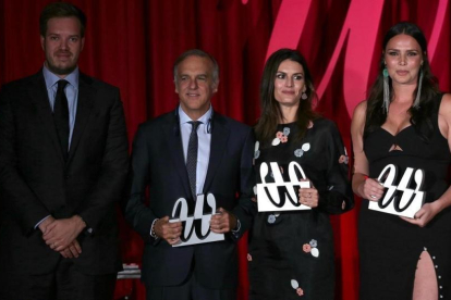 Antonio Asensio, con los tres premiados: Paco Arango, al frente de la Fundación Aladina, la ingeniera Rebeca Minguela y la modelo de tallas grandes Candice Huffine.-DAVID CASTRO
