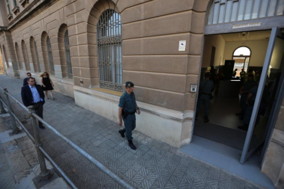 Registro de la Guardia Civil en la sede de Adif, en la Sagrera de Barcelona, este martes.-