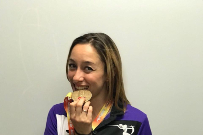 Raquel Álvarez, con la medalla de oro que consiguió ayer.-HDS