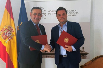 Antonio Pardo y Víctor Francos, tras la firma del convenio para el castillo de Osma. HDS