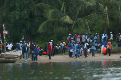 Un grupo de inmigrantes esperan en la orilla del río Casamance, en Senegal, en una imagen de archivo.-/ ARCHIVO / ALBERT BERTRAN