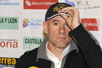 Fernando Muñoz en su despedida de la afición del CMA. / V. Guisande-