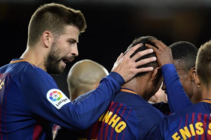 Piqué celebra con sus compañeros un gol del Barça.-JORDI COTRINA