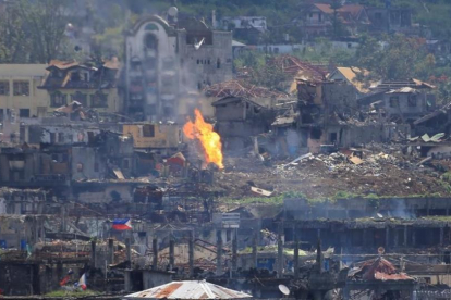 Llamas en un edificio en Marawi.-REUTERS