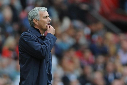 Mourinho, preocupado durante el partido con el CIty en Old Trafford.-EFE / PETER POWELL