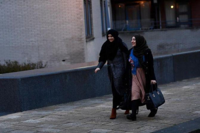 Mujeres musulmanas cerca de una mezquita de Rotterdam.-REUTERS / DYLAN MARTINEZ