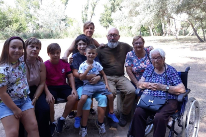 La centenaria junto a las cinco generaciones de su familia.-HDS