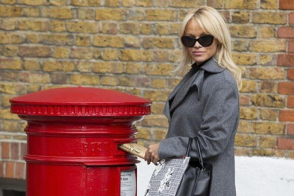 Pamela Anderson posa ante los fotográfos, mientras envía la carta a la primera ministra británica, Theresa Mai.-AP / GRAND POLLARD