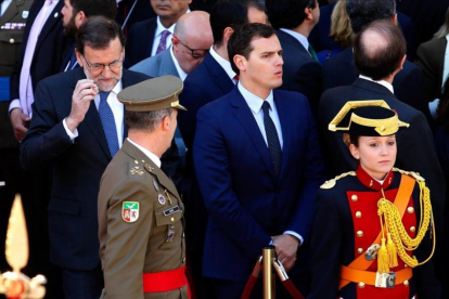 El presidente del Gobierno y del PP, Mariano Rajoy, junto al líder de Ciudadanos, Albert Rivera, en los actos del 2 de mayo en Madrid.-JUAN MANUEL PRATS