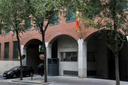 Cuartel de la Guardia Civil de la calle de Travessera de Gràcia, en Barcelona.-JOAN PUIG