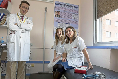 Daniel de Luis, responsable del proyecto, con las dietistas Beatriz de la Fuente y Olatz Izaola en el Hospital Clínico de Valladolid.-PHOTOGENIC