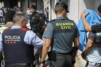Guardia Civil y Mossos d Esquadra se llevan a un detenido, en Ripoll-ROBIN TOWNSEND / EFE